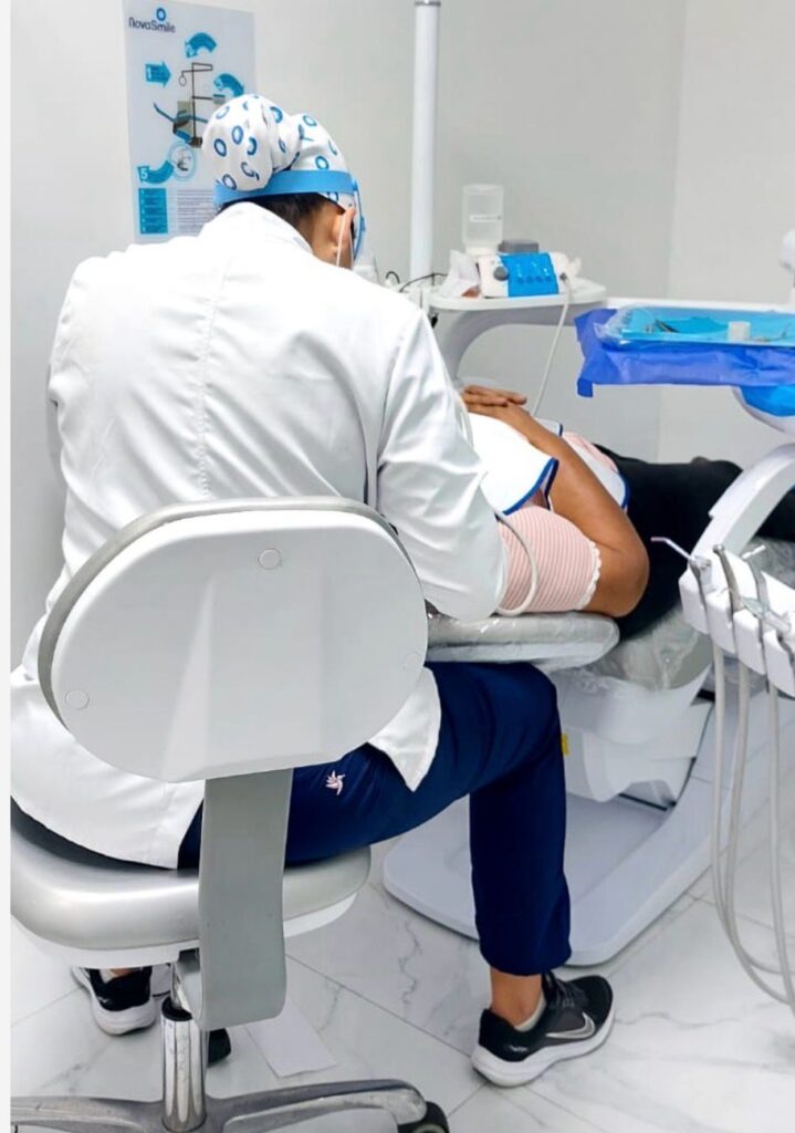  En un ambiente cargado de alegría, bienestar y gratitud, NovaSmile Dental Group celebró con gran éxito su jornada especial “Mamá es tu día, sonríe”, una iniciativa dedicada a honrar y consentir a las madres de la comunidad, en un día lleno de atenciones, regalos y experiencias memorables.