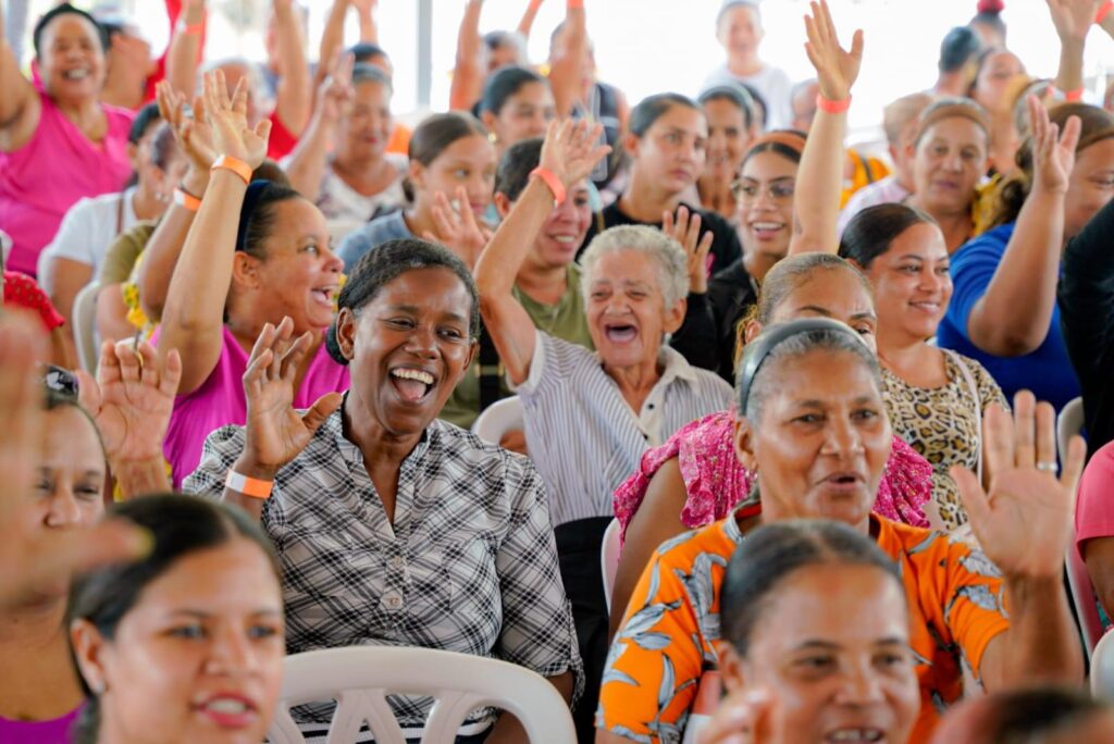  La Dirección de Proyectos Estratégicos y Especiales de la Presidencia (Propp) junto a la Dirección de Asistencia Social y Alimentación Comunitaria (DASAC), llevaron este jueves alegría y regalos a cientos de madres del municipio de Baitoa, en la provincia Santiago.