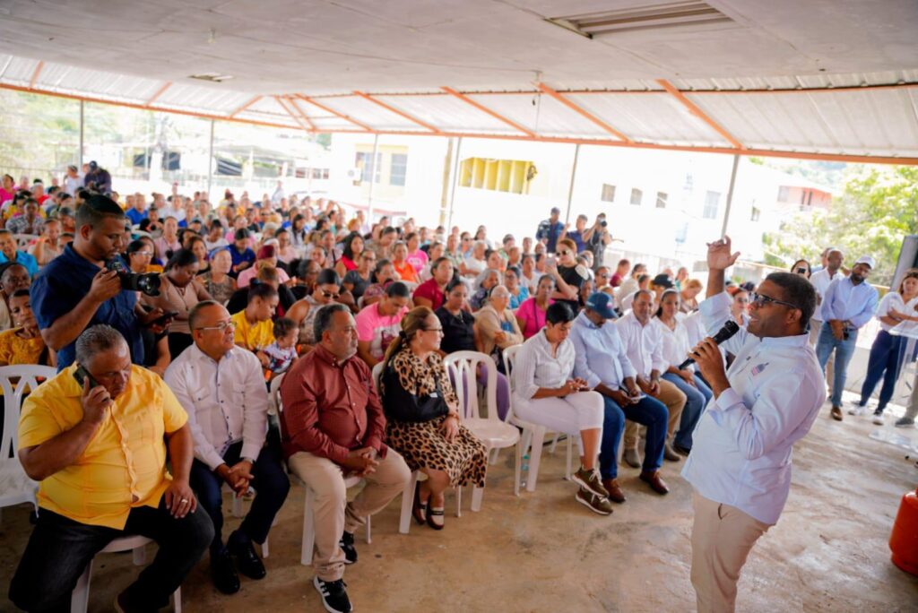  La Dirección de Proyectos Estratégicos y Especiales de la Presidencia (Propp) junto a la Dirección de Asistencia Social y Alimentación Comunitaria (DASAC), llevaron este jueves alegría y regalos a cientos de madres del municipio de Baitoa, en la provincia Santiago.