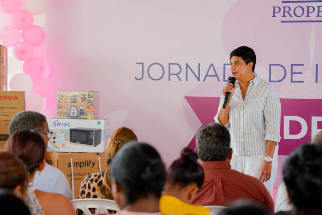  La Dirección de Proyectos Estratégicos y Especiales de la Presidencia (Propp) junto a la Dirección de Asistencia Social y Alimentación Comunitaria (DASAC), llevaron este jueves alegría y regalos a cientos de madres del municipio de Baitoa, en la provincia Santiago.