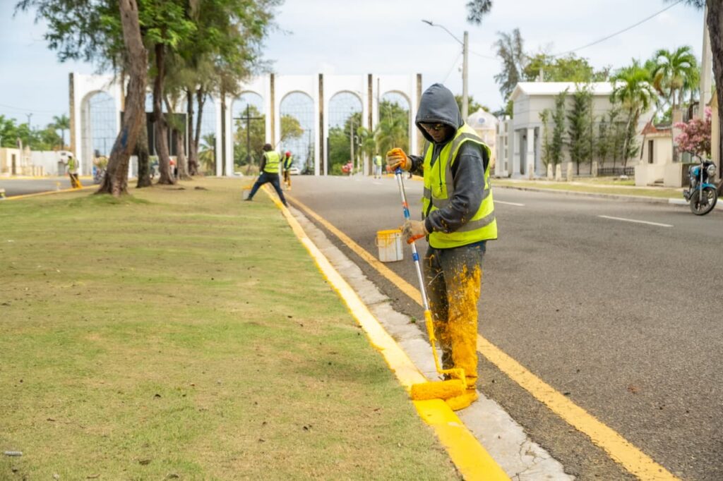 La Alcaldía del Distrito Nacional intensificó sus acostumbrados operativos de limpieza y reacondicionamiento de los principales cementerios de la capital previo a la celebración del Día de las Madres.