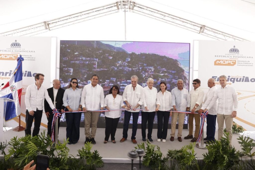 Con la entrega este viernes por parte del presidente Luis Abinader de la carretera Enriquillo -El Higüero, a través del Ministerio de Obras Públicas y Comunicaciones, terminó la espera de cientos de moradores de esa región que aguardaban con ansias la terminación de esa carretera.