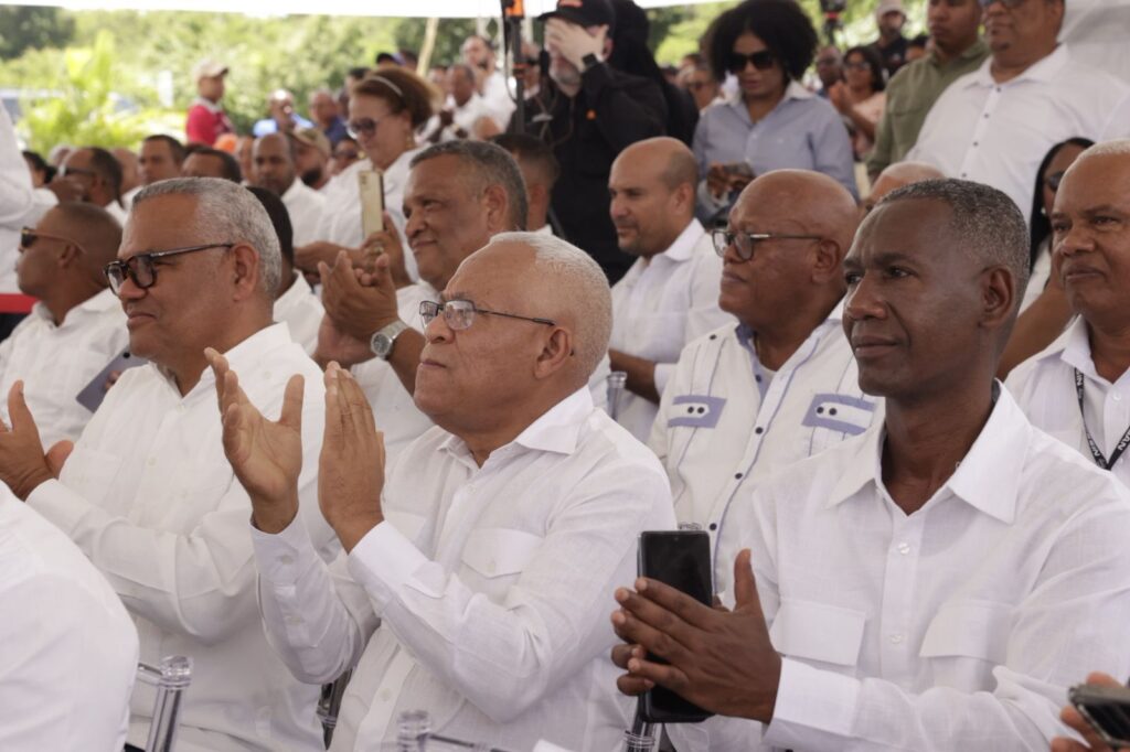 Con la entrega este viernes por parte del presidente Luis Abinader de la carretera Enriquillo -El Higüero, a través del Ministerio de Obras Públicas y Comunicaciones, terminó la espera de cientos de moradores de esa región que aguardaban con ansias la terminación de esa carretera.