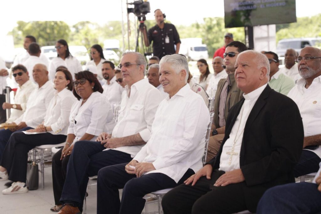 Con la entrega este viernes por parte del presidente Luis Abinader de la carretera Enriquillo -El Higüero, a través del Ministerio de Obras Públicas y Comunicaciones, terminó la espera de cientos de moradores de esa región que aguardaban con ansias la terminación de esa carretera.