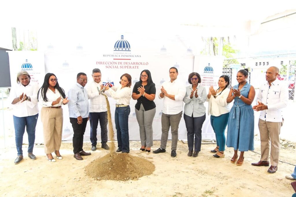 Como parte de los esfuerzos por ampliar las oportunidades de formación en los territorios y elevar las condiciones socioeconómicas de las familias, la Dirección de Desarrollo Social Supérate, en alianza con el Instituto Dominicano de las Telecomunicaciones, (Indotel) y la Agencia Andaluza de Cooperación para el Desarrollo, dejó iniciados los trabajos para la construcción del Centro de Superación Comunitaria en Elías Piña.
