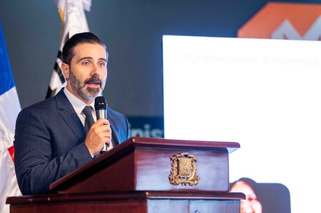 La tercera edición del foro TRÁFICO 2026 reunió a representantes del sector público, gremios técnicos, especialistas internacionales y empresas vinculadas al desarrollo vial en una jornada centrada en los desafíos actuales de la seguridad vial en República Dominicana y la necesidad de fortalecer la aplicación de estándares técnicos, normativas y nuevas tecnologías en las carreteras del país.