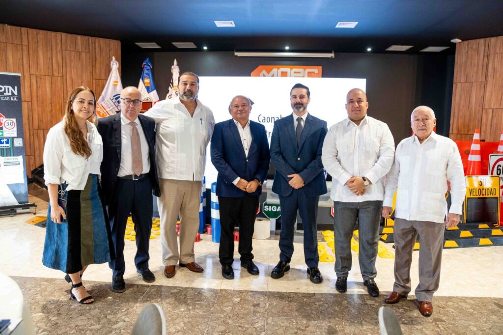 La tercera edición del foro TRÁFICO 2026 reunió a representantes del sector público, gremios técnicos, especialistas internacionales y empresas vinculadas al desarrollo vial en una jornada centrada en los desafíos actuales de la seguridad vial en República Dominicana y la necesidad de fortalecer la aplicación de estándares técnicos, normativas y nuevas tecnologías en las carreteras del país.