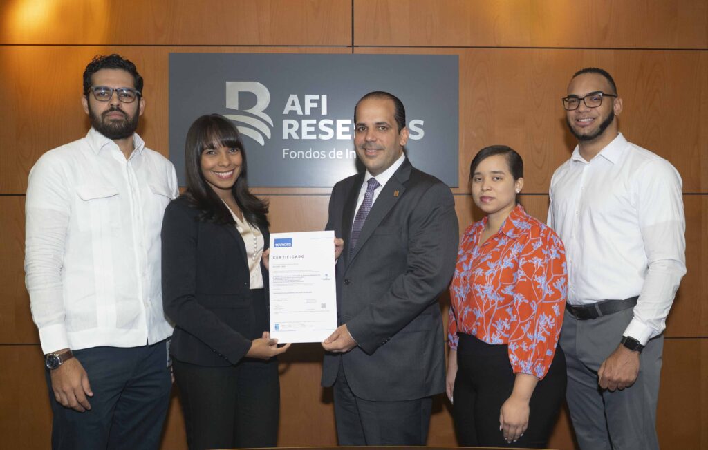 La Sociedad Administradora de Fondos de Inversión Reservas (AFI Reservas) consolidó su liderazgo en gestión antisoborno al recibir la certificación ISO 37001:2016 del Sistema de Gestión Antisoborno (SGAS), otorgada por la reconocida firma internacional TÜV NORD, que acredita la implementación de un sistema alineado con este estándar internacional.