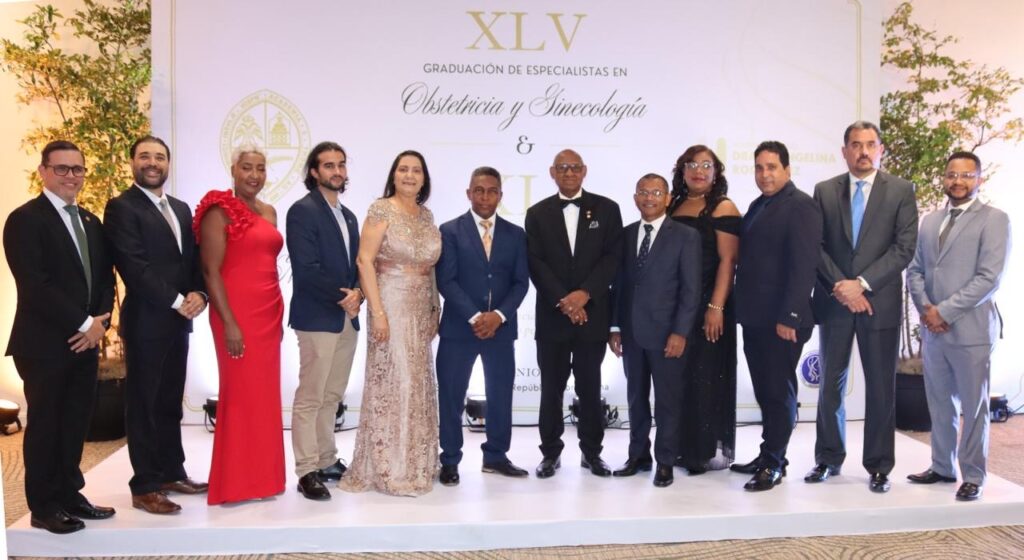 El Hospital Materno Doctora Evangelina Rodríguez (HMDER) celebró la graduación de 15 nuevos especialistas en las áreas de Obstetricia, Ginecología y Neonatología, como parte de su cuadragésima quinta (XLV) promoción de especialistas y la cuadragésima primera (XLI) promoción de subespecialistas en Cuidados Intensivos Neonatales.