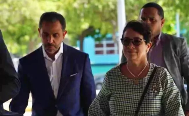 El Primer Juzgado de Instrucción del Distrito Nacional decidirá este lunes 15 de junio si envía a juicio de fondo a los hermanos Antonio y Maribel Espaillat, acusados por el colapso del techo de la discoteca Jet Set. La tragedia, ocurrida el pasado 8 de abril de 2025, dejó un saldo de 236 fallecidos y más de 100 heridos.