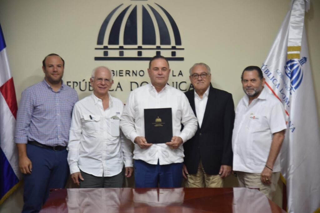  En una nueva demostración del compromiso del presidente Luis Abinader con la seguridad alimentaria, la producción nacional y la protección de la economía familiar, el Gobierno dominicano extendió el programa de subsidio a los fertilizantes mediante una inversión adicional superior a los RD$1,090 millones, elevando a RD$2,151 millones los recursos destinados a esta iniciativa en favor del campo dominicano.