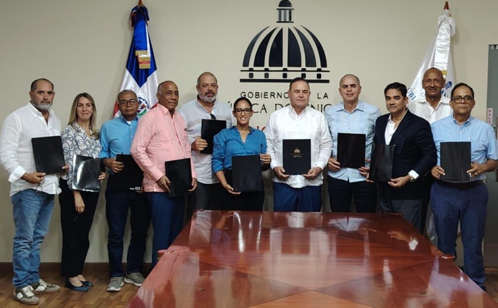  En una nueva demostración del compromiso del presidente Luis Abinader con la seguridad alimentaria, la producción nacional y la protección de la economía familiar, el Gobierno dominicano extendió el programa de subsidio a los fertilizantes mediante una inversión adicional superior a los RD$1,090 millones, elevando a RD$2,151 millones los recursos destinados a esta iniciativa en favor del campo dominicano.