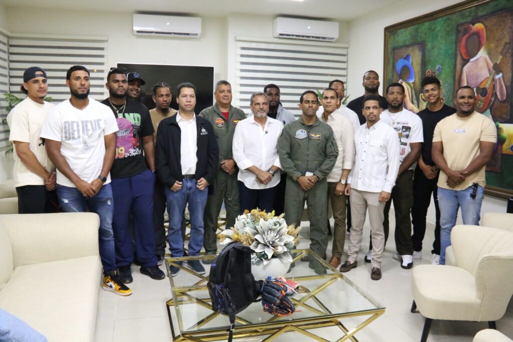 El Gobierno Dominicano a través del Ministerio de Defensa y en coordinación con la Dirección del Comisionado Nacional de Béisbol trajo este viernes al país un primer grupo de peloteros dominicanos varados en Venezuela, nación que en los últimos días ha sido golpeada por varios sismos.