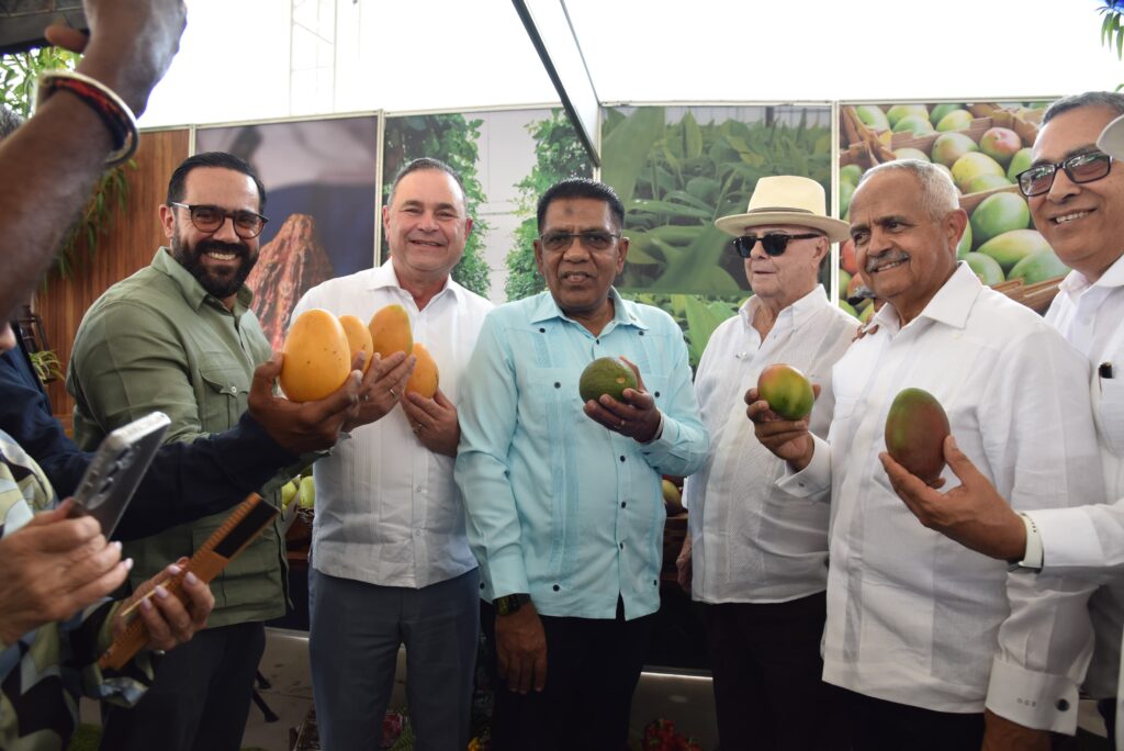  El ministro de Agricultura, Francisco Oliverio Espaillat, destacó que la República Dominicana proyecta exportar cerca de 10 millones de cajas de mango durante este año 2026, consolidando el crecimiento sostenido de uno de los principales rubros agrícolas de exportación del país.