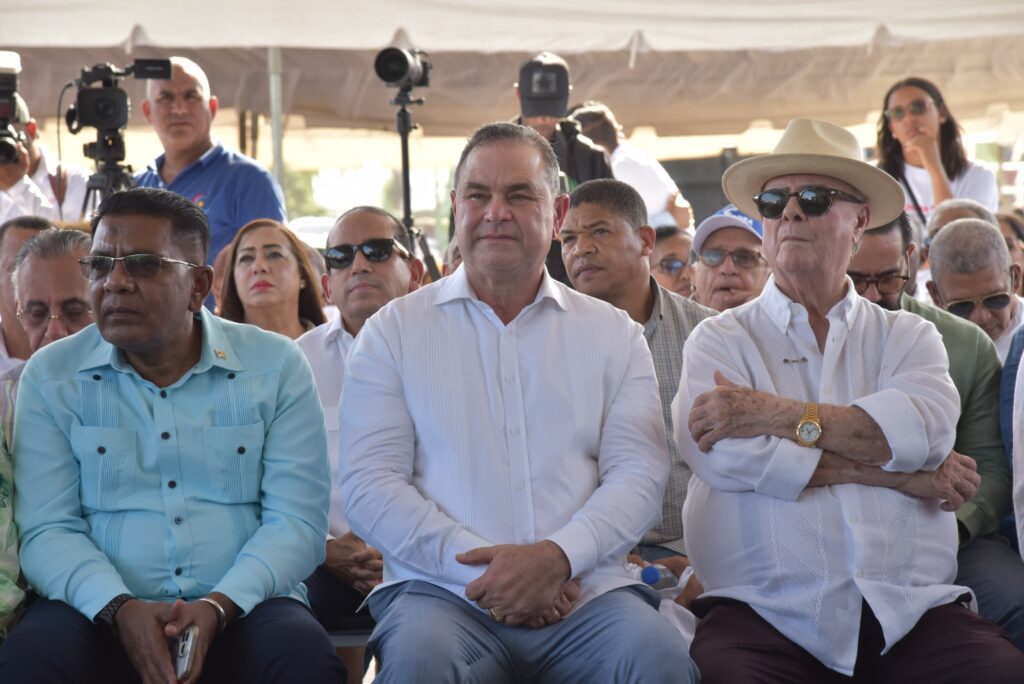  El ministro de Agricultura, Francisco Oliverio Espaillat, destacó que la República Dominicana proyecta exportar cerca de 10 millones de cajas de mango durante este año 2026, consolidando el crecimiento sostenido de uno de los principales rubros agrícolas de exportación del país.