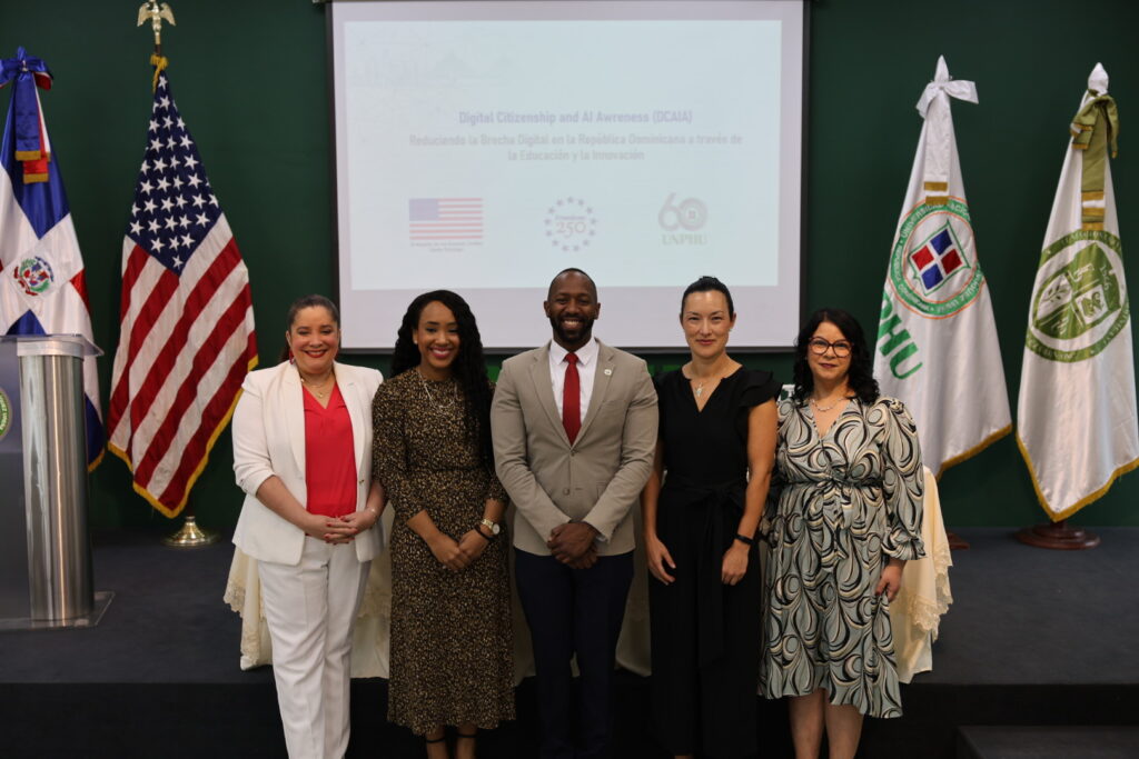 La Embajada de los Estados Unidos en la República Dominicana, junto a la Universidad Nacional Pedro Henríquez Ureña (UNPHU), lanzaron este jueves el proyecto “Formación en Ciudadanía Digital e Inteligencia Artificial para el Futuro Digital de la República Dominicana (DCAIA por sus siglas en inglés)”, una iniciativa orientada a fortalecer el acceso digital y promover el uso responsable de la inteligencia artificial en el país.