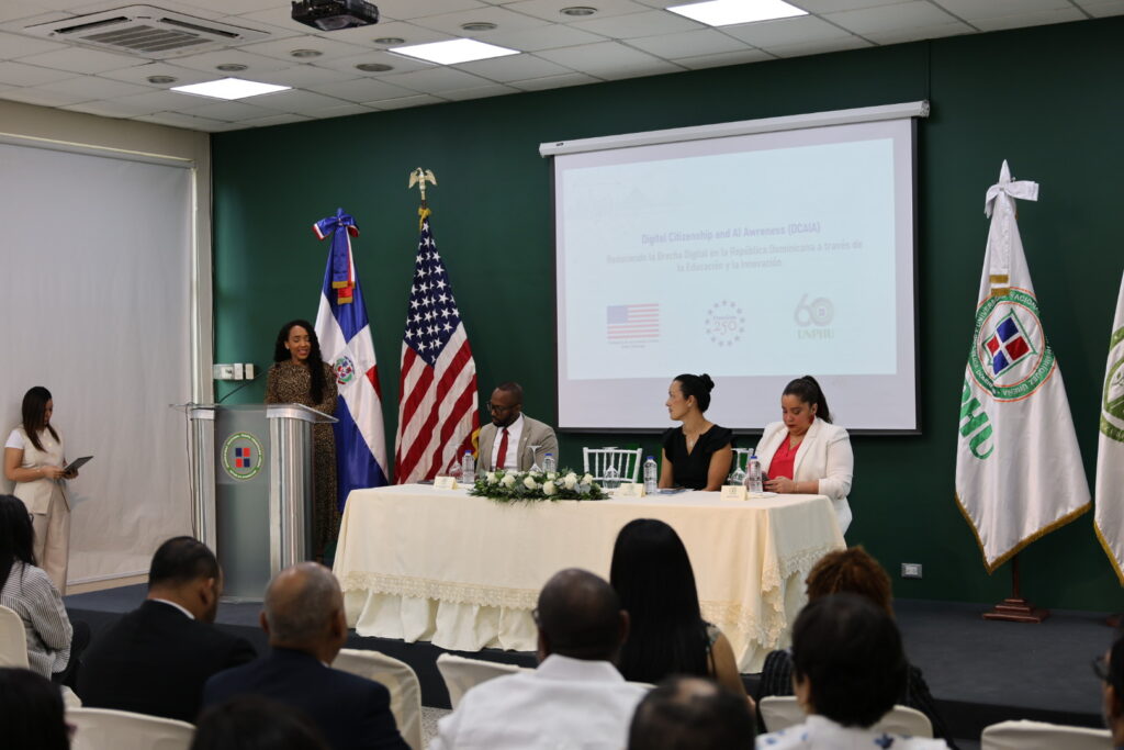 La Embajada de los Estados Unidos en la República Dominicana, junto a la Universidad Nacional Pedro Henríquez Ureña (UNPHU), lanzaron este jueves el proyecto “Formación en Ciudadanía Digital e Inteligencia Artificial para el Futuro Digital de la República Dominicana (DCAIA por sus siglas en inglés)”, una iniciativa orientada a fortalecer el acceso digital y promover el uso responsable de la inteligencia artificial en el país.