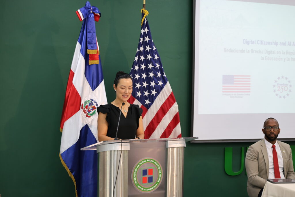 La Embajada de los Estados Unidos en la República Dominicana, junto a la Universidad Nacional Pedro Henríquez Ureña (UNPHU), lanzaron este jueves el proyecto “Formación en Ciudadanía Digital e Inteligencia Artificial para el Futuro Digital de la República Dominicana (DCAIA por sus siglas en inglés)”, una iniciativa orientada a fortalecer el acceso digital y promover el uso responsable de la inteligencia artificial en el país.