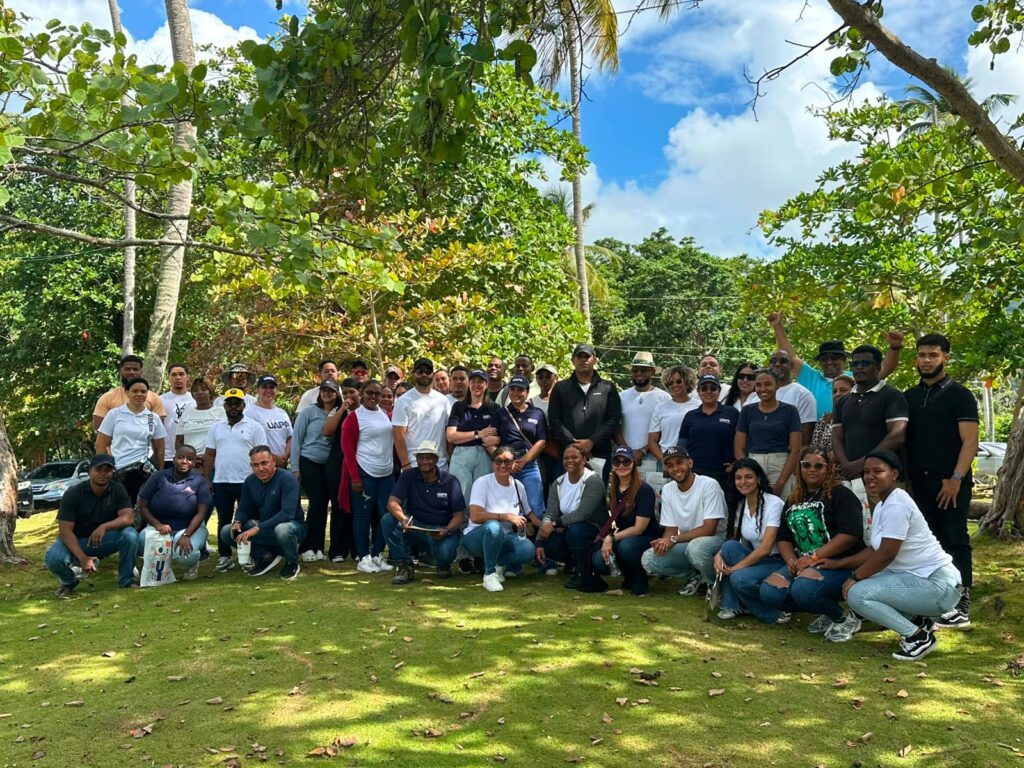 Como parte de su compromiso con la sostenibilidad ambiental y la
responsabilidad social, la Universidad Abierta para Adultos (UAPA), recinto Nagua, en
coordinación con el Clúster Turístico de Samaná y con el respaldo del Ministerio de Medio
Ambiente y Recursos Naturales, Dirección Provincial de Samaná, realizó con éxito la jornada
de reforestación "Domingo Verde" en la comunidad de Las Garritas, municipio de Sánchez,
provincia Samaná.