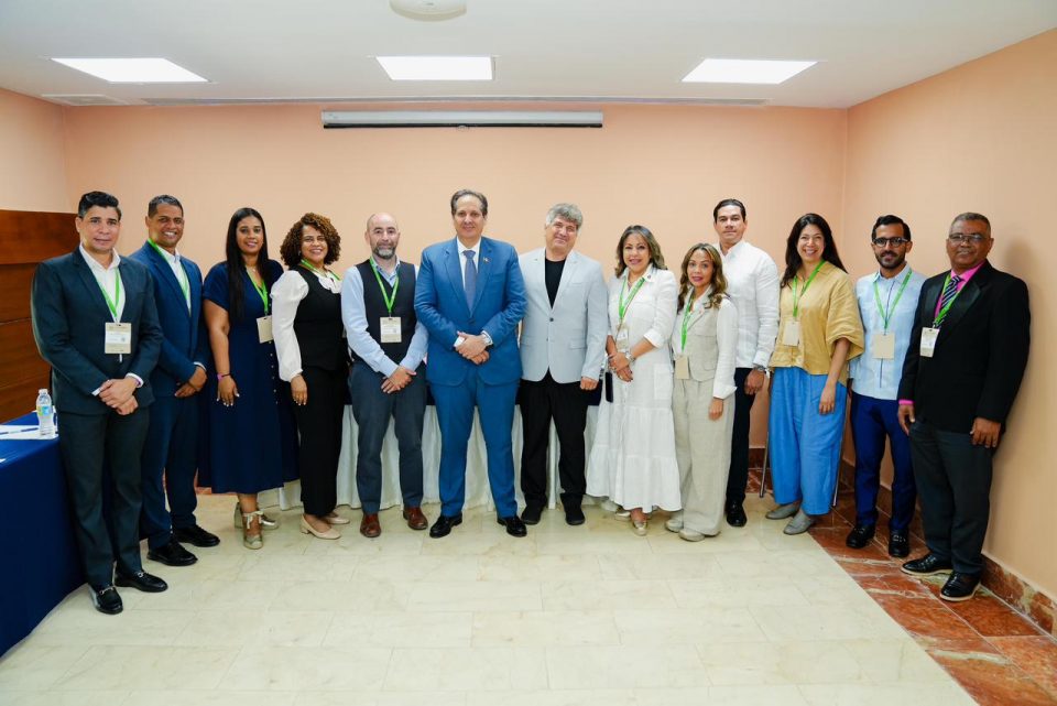 El ministro de Salud, Víctor Atallah, sostuvo una serie de reuniones bilaterales y encuentros estratégicos con representantes de organismos internacionales, agencias de cooperación y socios técnicos en el marco de la VII Conferencia Latinoamericana de Saneamiento (Latinosan 2026), con el objetivo de fortalecer alianzas que contribuyan al avance de las prioridades nacionales en materia de agua, saneamiento, higiene y salud ambiental.