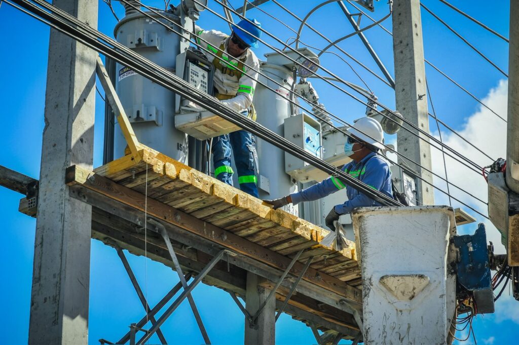  La Empresa Distribuidora de Electricidad del Este (Edeeste) informa a sus clientes del sector Invivienda y zonas aledañas que mañana lunes se llevarán a cabo trabajos de descarga del circuito INVI03 con el objetivo de mejorar y fortalecer la red de distribución.
