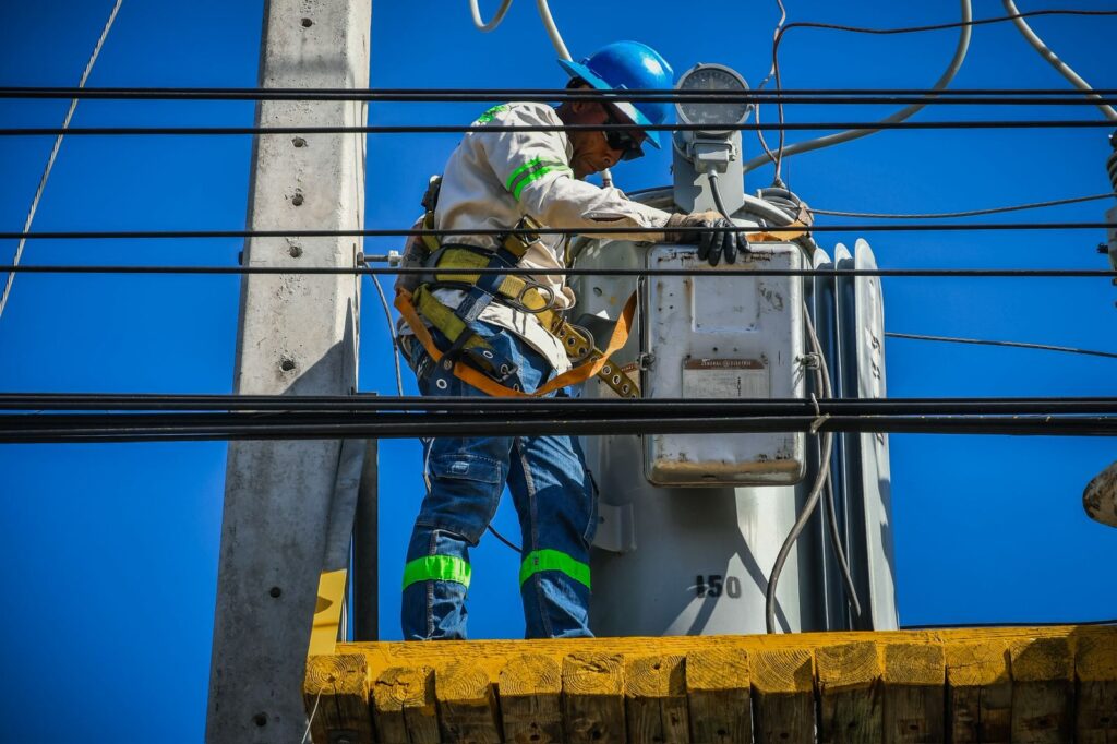  La Empresa Distribuidora de Electricidad del Este (Edeeste) informa a sus clientes del sector Invivienda y zonas aledañas que mañana lunes se llevarán a cabo trabajos de descarga del circuito INVI03 con el objetivo de mejorar y fortalecer la red de distribución.