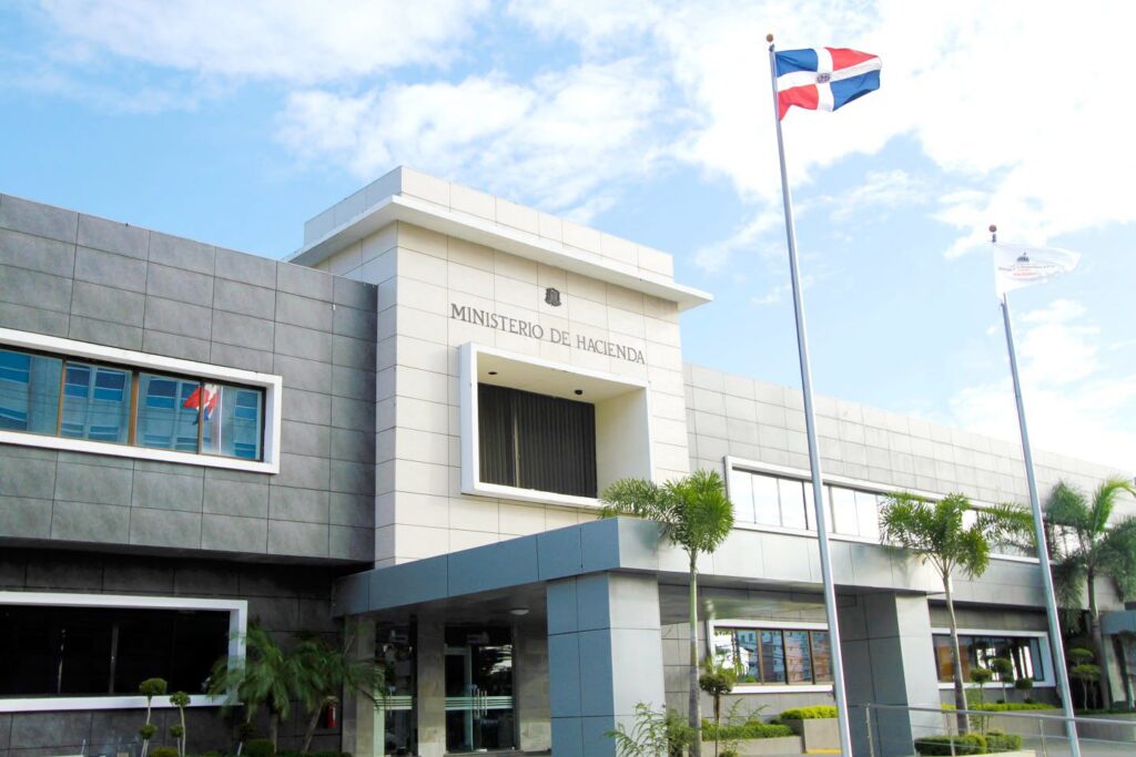  El Gobierno dominicano someterá al Congreso Nacional un proyecto de ley con una estrategia de nuevos ingresos que busca captar entre RD$40,000 y RD$50,000 millones adicionales como respuesta a las presiones que la crisis internacional impone sobre las finanzas públicas que, además, contiene medidas que vienen a fortalecer a las micro y pequeñas empresas.
Durante una rueda de prensa, el ministro de Hacienda y Economía, Magín Díaz, expuso los alcances de la iniciativa, concebida en cuatro dimensiones: medidas pro-crecimiento, simplificación tributaria, combate a la evasión y consolidación fiscal.