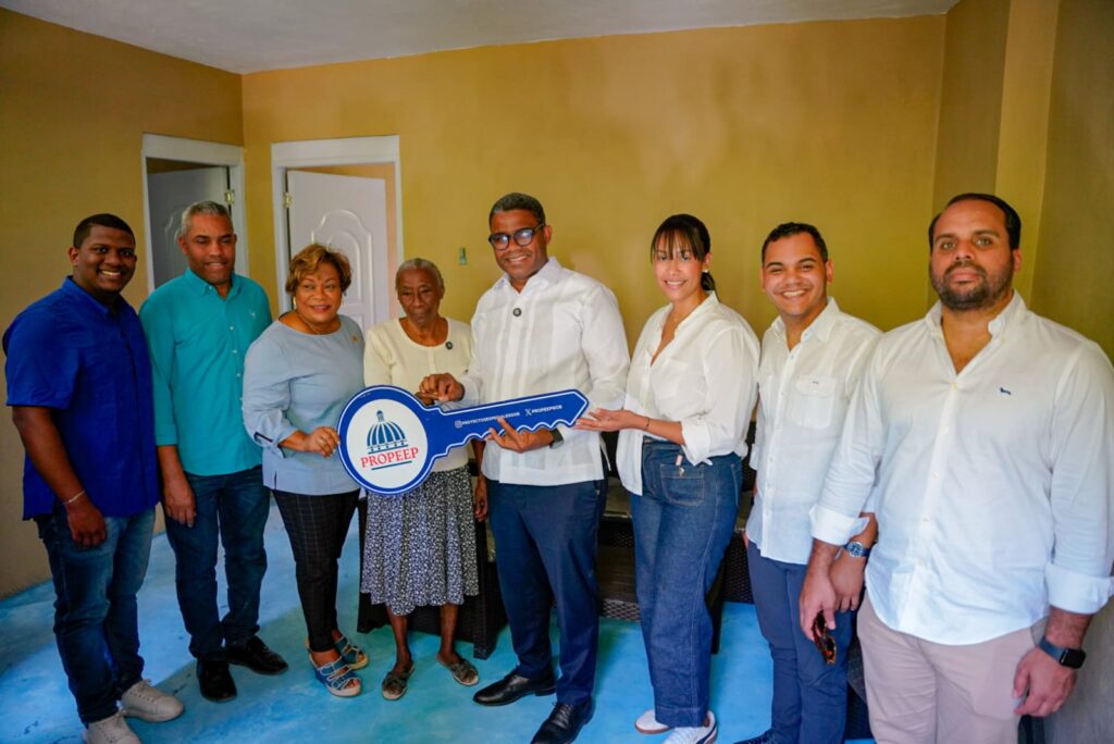 Cumpliendo una promesa realizada durante una Jornada de Inclusión Social, la Dirección General de Proyectos Estratégicos y Especiales de la Presidencia (PROPEEP, entregó este jueves totalmente acondicionada la vivienda de doña Flor María Pérez; de 77 años de edad y la inauguración de una cancha deportiva remozada en el sector Hato Nuevo.