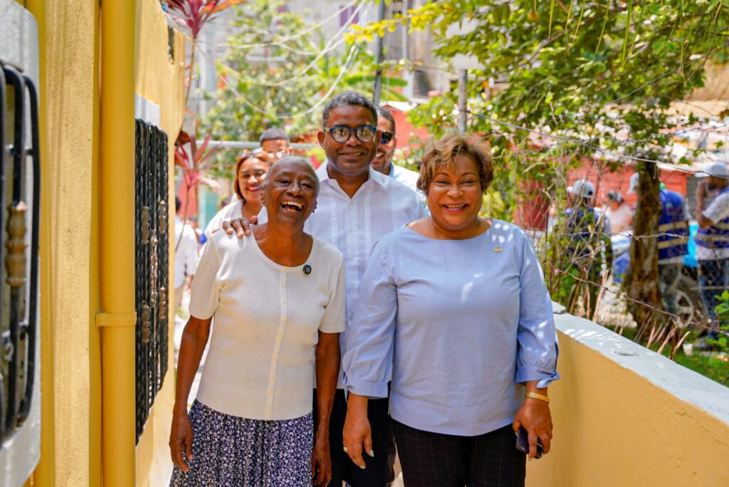 Cumpliendo una promesa realizada durante una Jornada de Inclusión Social, la Dirección General de Proyectos Estratégicos y Especiales de la Presidencia (PROPEEP, entregó este jueves totalmente acondicionada la vivienda de doña Flor María Pérez; de 77 años de edad y la inauguración de una cancha deportiva remozada en el sector Hato Nuevo.