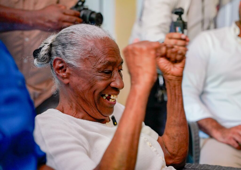 Cumpliendo una promesa realizada durante una Jornada de Inclusión Social, la Dirección General de Proyectos Estratégicos y Especiales de la Presidencia (PROPEEP, entregó este jueves totalmente acondicionada la vivienda de doña Flor María Pérez; de 77 años de edad y la inauguración de una cancha deportiva remozada en el sector Hato Nuevo.