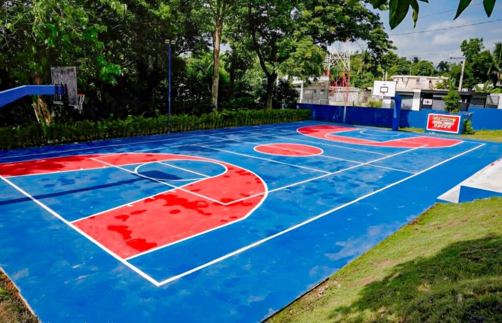 Durante la jornada, Propeep también entregó una cancha deportiva remozada en el sector CDEEE, como parte de las políticas de desarrollo comunitario impulsadas por el Gobierno.