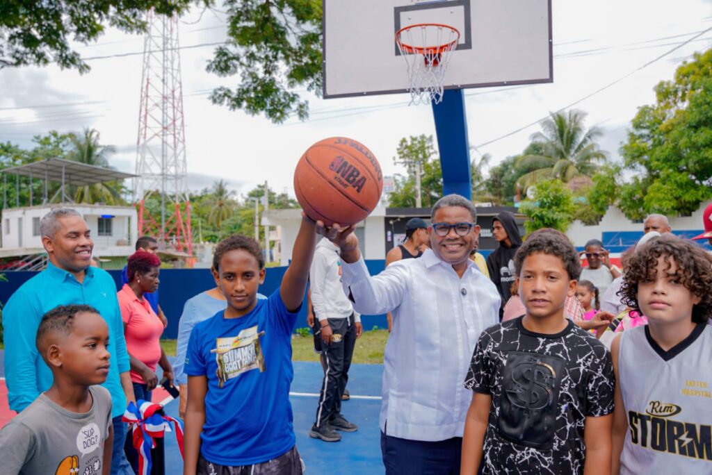 Durante la jornada, Propeep también entregó una cancha deportiva remozada en el sector CDEEE, como parte de las políticas de desarrollo comunitario impulsadas por el Gobierno.