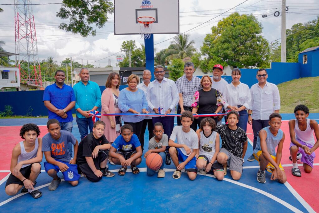 Durante la jornada, Propeep también entregó una cancha deportiva remozada en el sector CDEEE, como parte de las políticas de desarrollo comunitario impulsadas por el Gobierno.