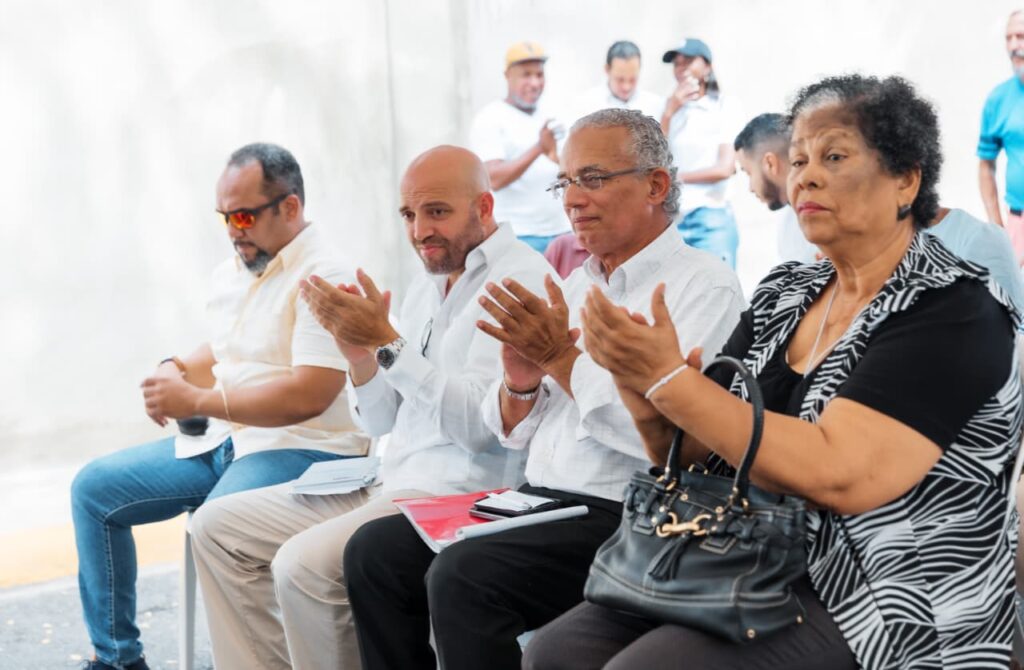 La Alcaldía del Distrito Nacional realizó el encuentro con comunitarios del sector 30 de Mayo a través del programa La Alcaldía Llega a Ti, para dar soluciones oportunas a sus inquietudes y solicitudes.