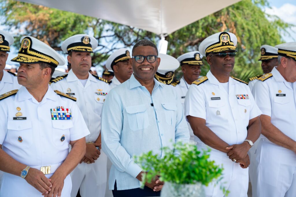 La Dirección de Proyectos Estratégicos y Especiales de la Presidencia (Propeep), en coordinación con la Armada de República Dominicana, entregó este miércoles una velaria en el Club para Alistados, en Las Calderas, de Baní, Peravia, como parte de las iniciativas orientadas a mejorar las condiciones de bienestar del personal militar, sus familias y la comunidad.