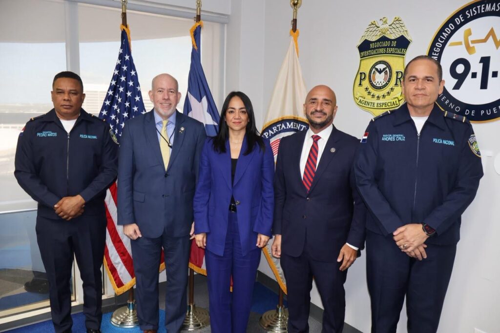 La ministra de Interior y Policía, Faride Raful, y el director general de la Policía Nacional, mayor general Andrés Modesto Cruz Cruz, sostuvieron hoy una reunión de alto nivel con el secretario del Departamento de Seguridad Pública de Puerto Rico, general Arturo Garffer, y el superintendente de la Policía, Joseph González, para ampliar la cooperación en inteligencia y coordinar acciones conjuntas contra el crimen organizado transnacional.