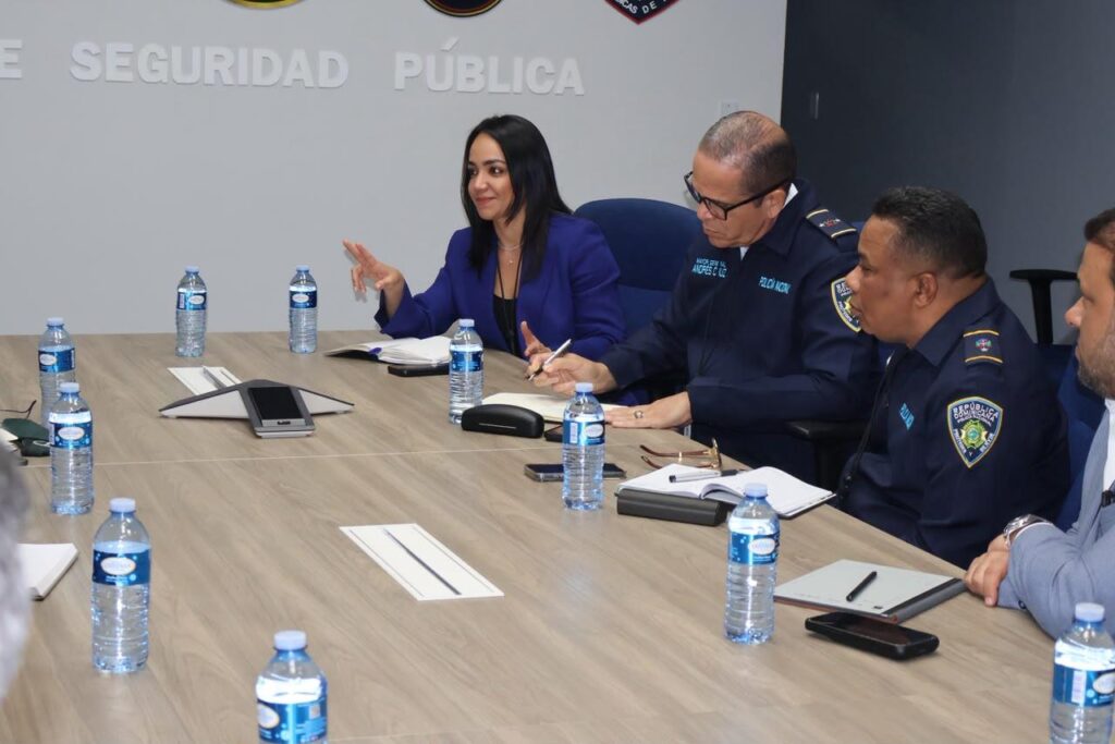 La ministra de Interior y Policía, Faride Raful, y el director general de la Policía Nacional, mayor general Andrés Modesto Cruz Cruz, sostuvieron hoy una reunión de alto nivel con el secretario del Departamento de Seguridad Pública de Puerto Rico, general Arturo Garffer, y el superintendente de la Policía, Joseph González, para ampliar la cooperación en inteligencia y coordinar acciones conjuntas contra el crimen organizado transnacional.