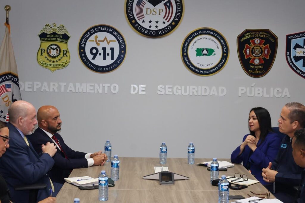 La ministra de Interior y Policía, Faride Raful, y el director general de la Policía Nacional, mayor general Andrés Modesto Cruz Cruz, sostuvieron hoy una reunión de alto nivel con el secretario del Departamento de Seguridad Pública de Puerto Rico, general Arturo Garffer, y el superintendente de la Policía, Joseph González, para ampliar la cooperación en inteligencia y coordinar acciones conjuntas contra el crimen organizado transnacional.
