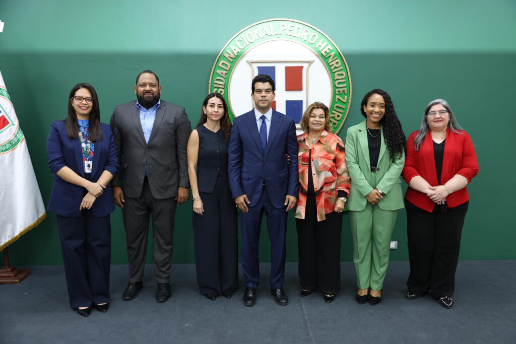 El director ejecutivo del Instituto Nacional de Aguas Potables y Alcantarillados (INAPA), Wellington Arnaud, reiteró la importancia de aprobar una Ley de Agua en la República Dominicana y enfatizó su apoyo con unificar el sector, tras indicar que no es posible que existan 18 instituciones rectoras del agua en el país.