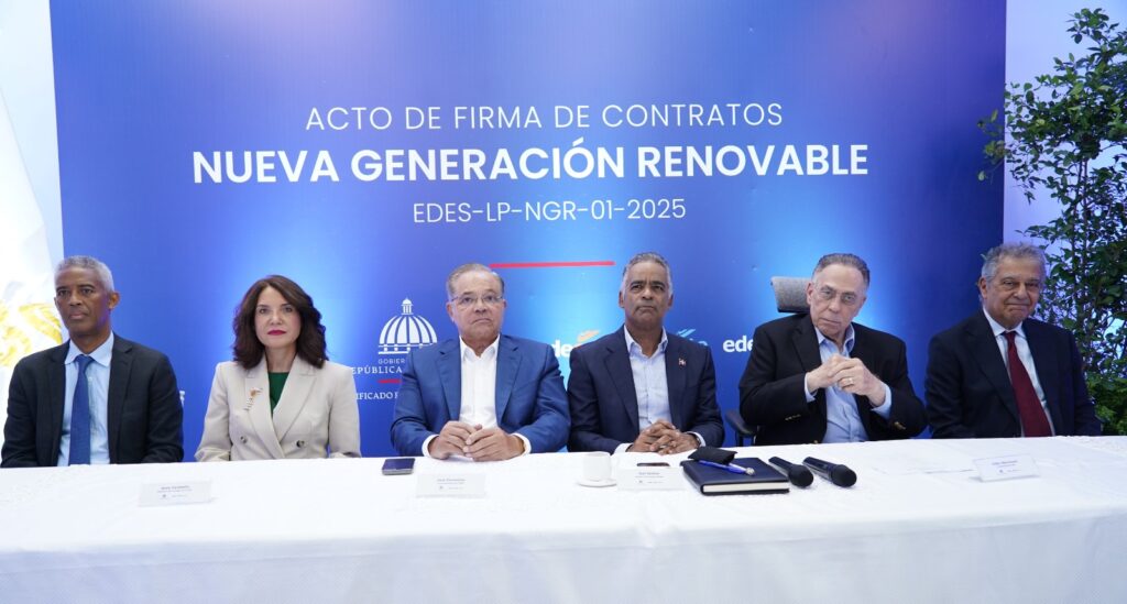 Firma de contratos de energía renovable entre el CUED y empresas adjudicatarias en Santo Domingo.