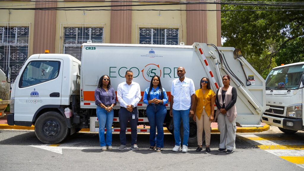  La Unidad Ejecutora de la Presidencia (ECO5RD), en coordinación con las alcaldías de distintos municipios y distritos municipales del país, recolectó 3,708 toneladas de residuos sólidos durante múltiples operativos de limpieza realizados en el mes de junio, reafirmando el compromiso del gobierno con el saneamiento de las comunidades y el fortalecimiento de la gestión municipal.