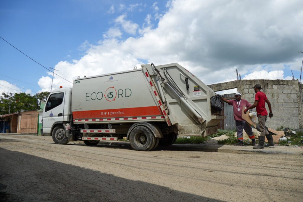  La Unidad Ejecutora de la Presidencia (ECO5RD), en coordinación con las alcaldías de distintos municipios y distritos municipales del país, recolectó 3,708 toneladas de residuos sólidos durante múltiples operativos de limpieza realizados en el mes de junio, reafirmando el compromiso del gobierno con el saneamiento de las comunidades y el fortalecimiento de la gestión municipal.