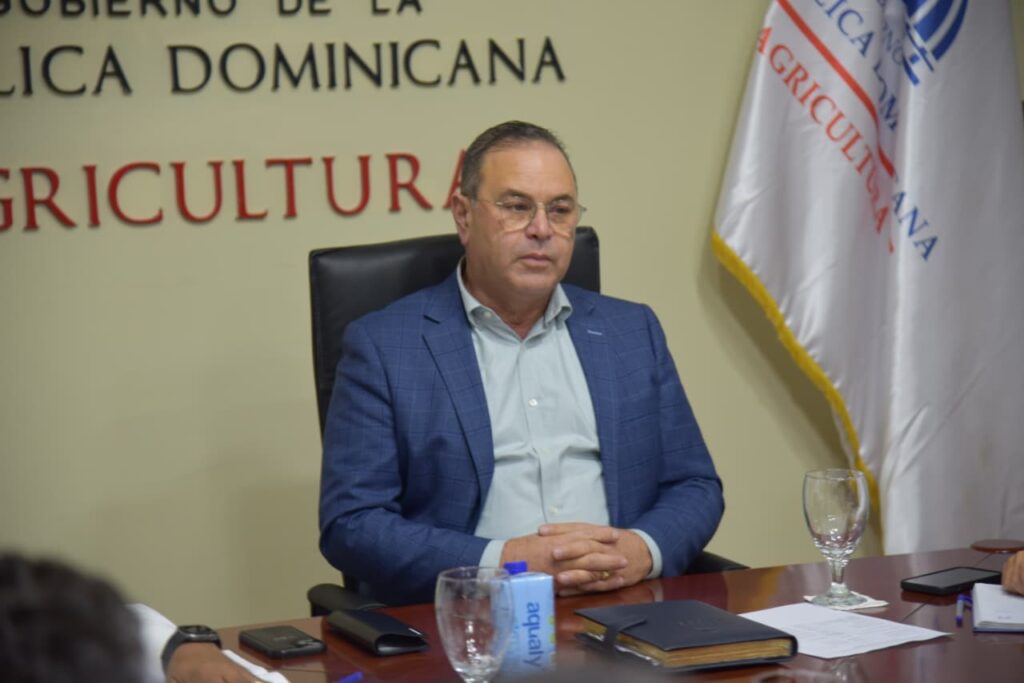  El ministro de Agricultura, Francisco Oliverio Espaillat, advirtió que la institución solo realizará pagos a aquellos contratistas que hayan cumplido cabalmente con las obligaciones establecidas en sus contratos, los cuales por demás serán auditados para confirmar la veracidad de los mismos.