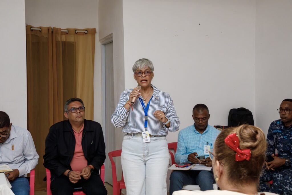  Como parte de su compromiso con un servicio más estable, seguro y eficiente. Representantes de la Empresa Distribuidora de Electricidad del Este (Edeeste), se reunieron con representantes de las juntas de vecinos de Sabana Perdida Norte, municipio Santo Domingo Norte, escenario que sirvió para escuchar peticiones de las comunidades y al mismo tiempo para detallar los trabajos de mejora del servicio ejecutados por la entidad.