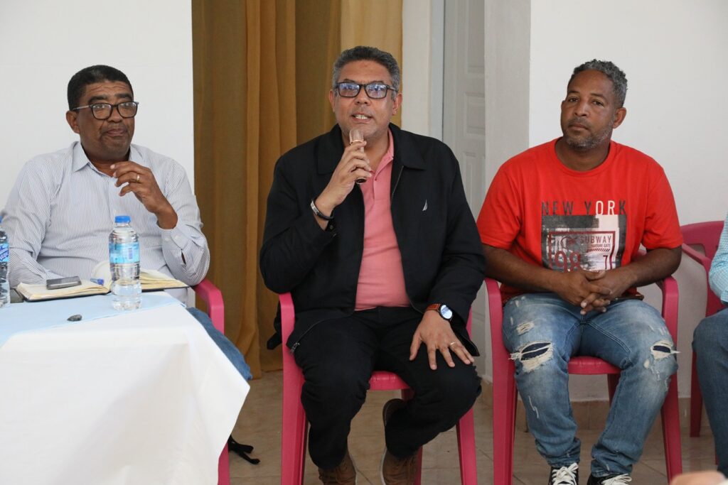  Como parte de su compromiso con un servicio más estable, seguro y eficiente. Representantes de la Empresa Distribuidora de Electricidad del Este (Edeeste), se reunieron con representantes de las juntas de vecinos de Sabana Perdida Norte, municipio Santo Domingo Norte, escenario que sirvió para escuchar peticiones de las comunidades y al mismo tiempo para detallar los trabajos de mejora del servicio ejecutados por la entidad.