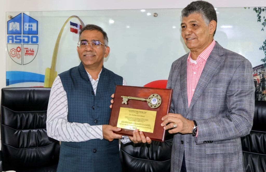Alcalde Francisco Peña entrega llaves del municipio a embajador de la India Kishan Dan Dewal en Santo Domingo Oeste Ruinas de Engombe