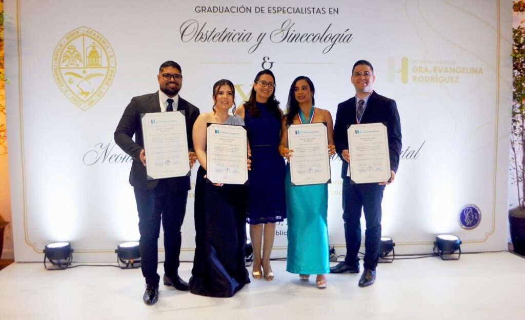 El Hospital Materno Doctora Evangelina Rodríguez (HMDER) celebró la graduación de 15 nuevos especialistas en las áreas de Obstetricia, Ginecología y Neonatología, como parte de su cuadragésima quinta (XLV) promoción de especialistas y la cuadragésima primera (XLI) promoción de subespecialistas en Cuidados Intensivos Neonatales.