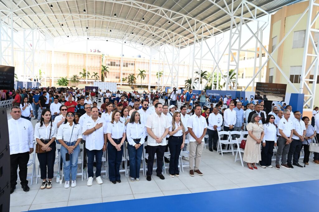 Cientos de ciudadanos asistieron el fin de semana a la jornada Bancarizar es Patria, organizada por Banreservas en este municipio de la provincia Duarte, 