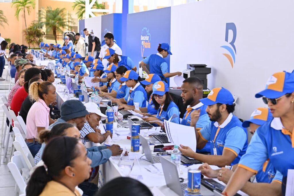 Cientos de ciudadanos asistieron el fin de semana a la jornada Bancarizar es Patria, organizada por Banreservas en este municipio de la provincia Duarte, 
