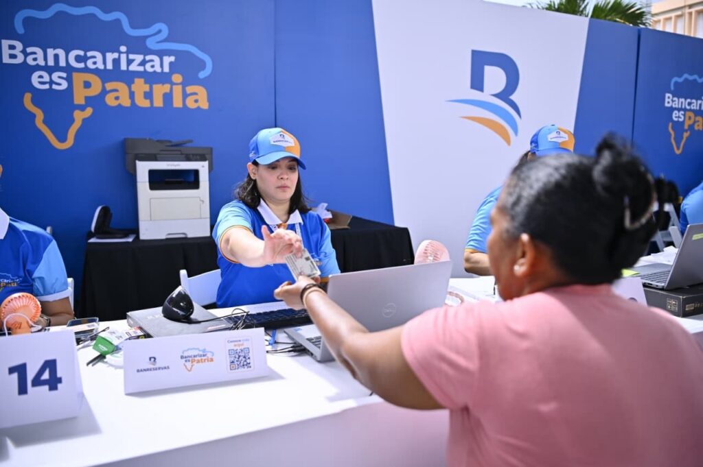 Cientos de ciudadanos asistieron el fin de semana a la jornada Bancarizar es Patria, organizada por Banreservas en este municipio de la provincia Duarte, 